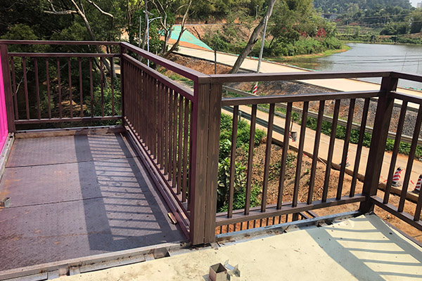 廣東肇慶封開縣賀江電力SG金屬護欄仿木紋漆施工案例